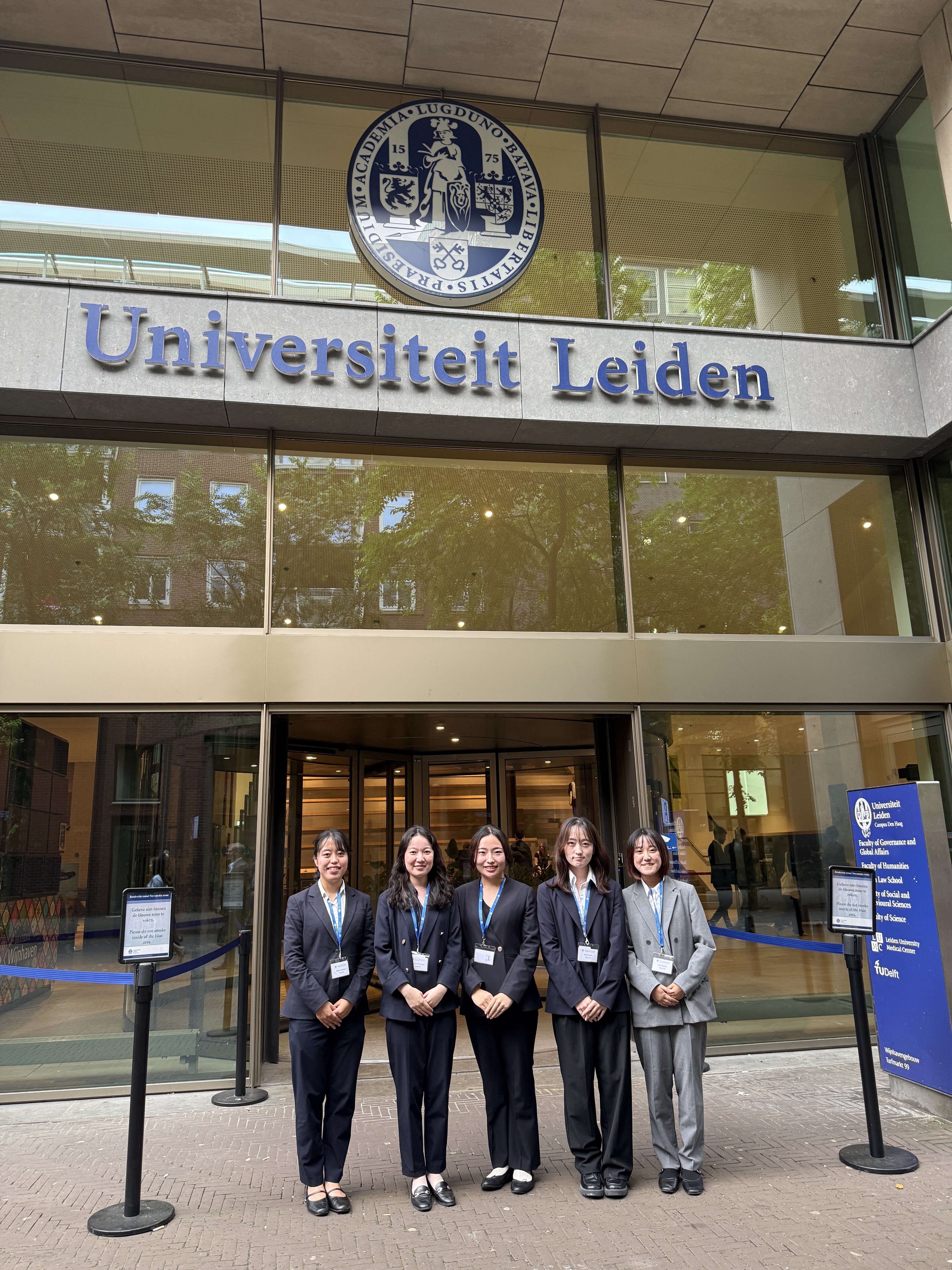 模擬裁判大会の会場となったライデン大学の前での集合写真